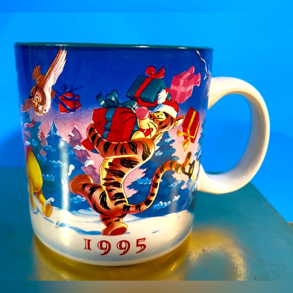 DISNEY STORE VTG 1995 CHRISTMAS WINNIE THE POOH COLLECTIBLE CERAMIC MUG - Picture 1 of 13